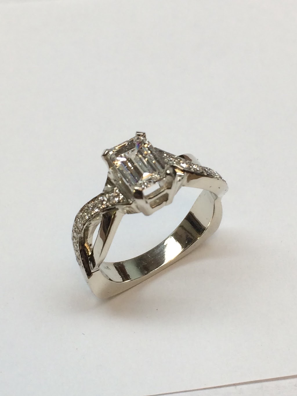 R G Huxley Jewellers Ltd | 240 Richmond St, London, ON N6B 2H6, Canada | Phone: (519) 679-8427