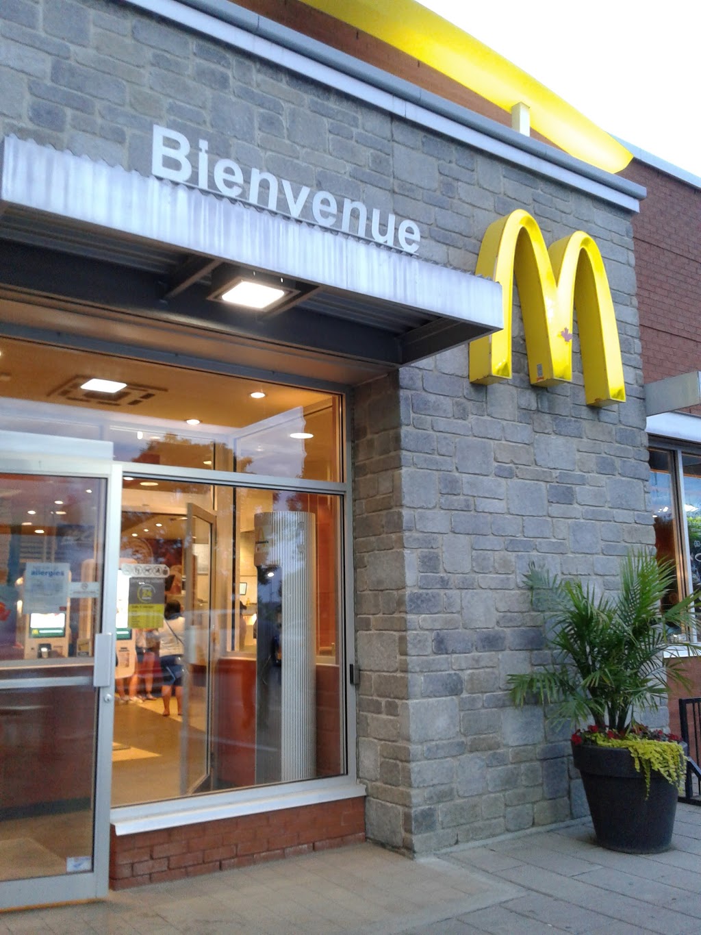 McDonalds | 6565 Boulevard Wilfrid-Hamel, LAncienne-Lorette, QC G2E 5W3, Canada | Phone: (418) 871-5866