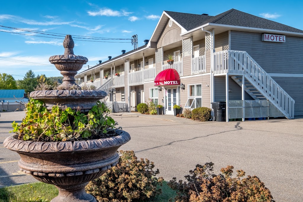 Motel Le Point de Vue | 1099 Chem. du Golf, La Malbaie, QC G5A 2W4, Canada | Phone: (418) 665-7575