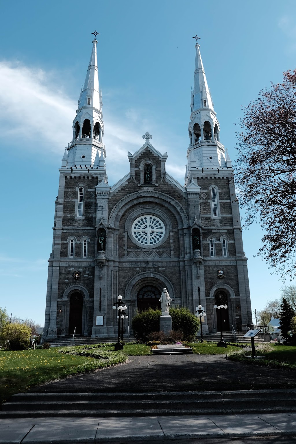 Ste-Anne/Varennes | 30 Rue de la Fabrique, Varennes, QC J3X 1R1, Canada | Phone: (450) 652-2441