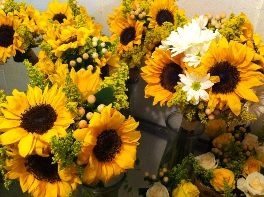 The Village Flower | 3710 Main St #2, Niagara Falls, ON L2G 6B1, Canada | Phone: (289) 296-4754
