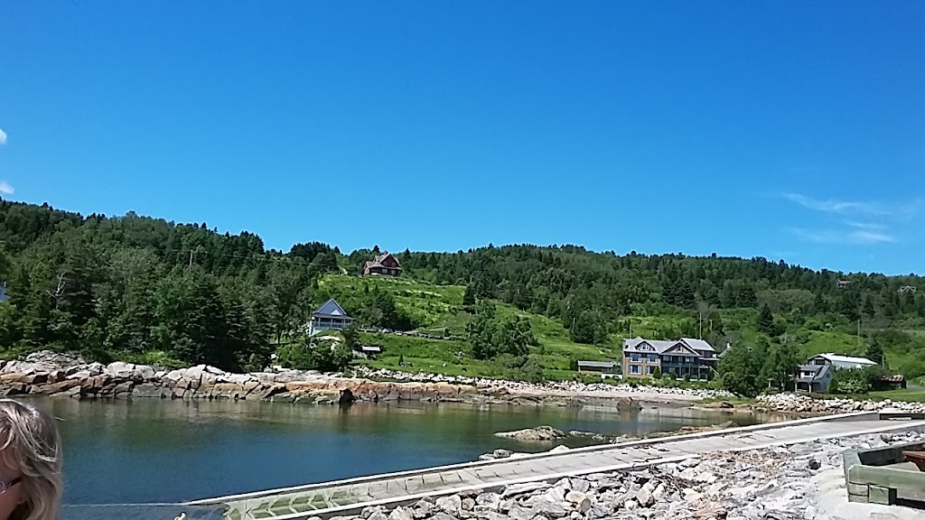 Résidence touristique La Bertrande | 490 Chem. de Port au Persil, Saint-Siméon, QC G0T 1X0, Canada | Phone: (418) 563-3041