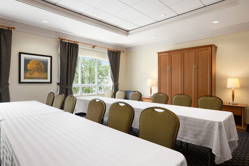 Days Inn & Suites by Wyndham Collingwood | 15 Cambridge St, Collingwood, ON L9Y 0A2, Canada | Phone: (705) 444-1880