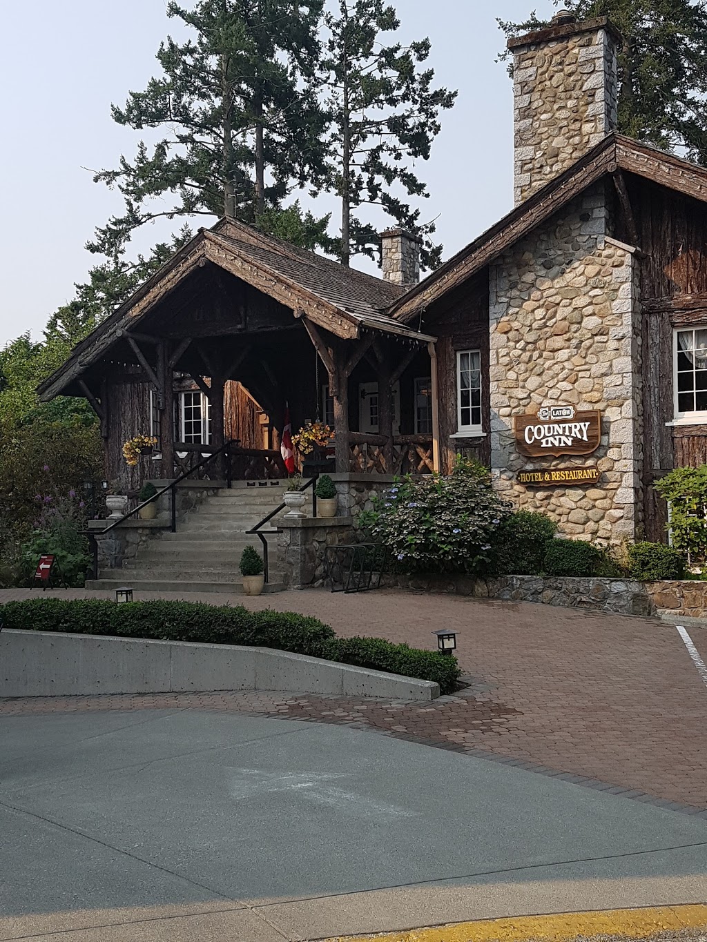 The Latch Inn and Restaurant | 2328 Harbour Rd, Sidney, BC V8L 2P8, Canada | Phone: (250) 656-4015