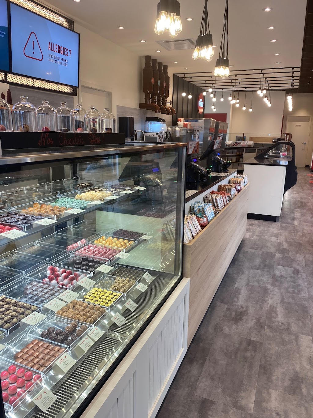 Chocolats Favoris | 1127 Boulevard Pie-XI N, Québec, QC G3K 2P8, Canada | Phone: (418) 407-1507