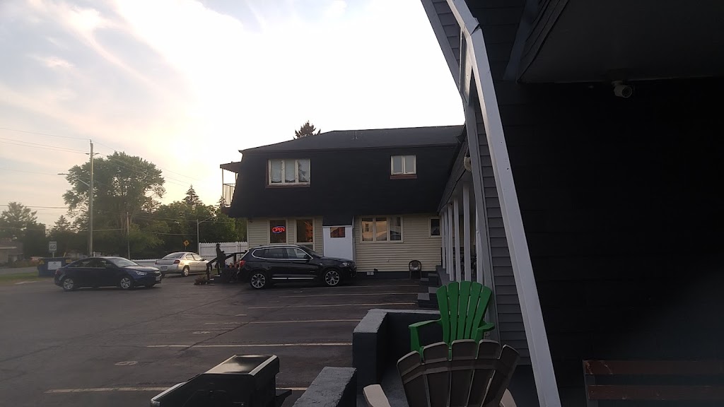 Twin Peaks Motel Napanee | 353 Dundas St W, Napanee, ON K7R 2B5, Canada | Phone: (613) 354-4066