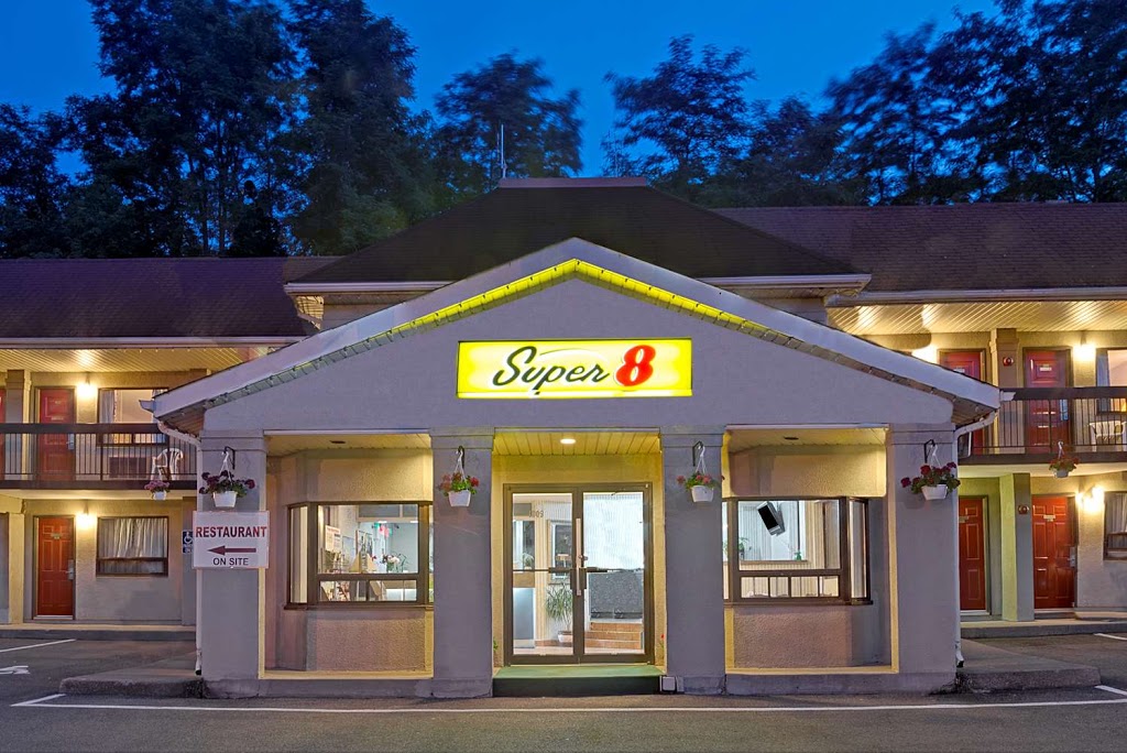 Super 8 by Wyndham Niagara Falls North | 4009 River Rd, Niagara Falls, ON L2E 3E4, Canada | Phone: (905) 356-0131