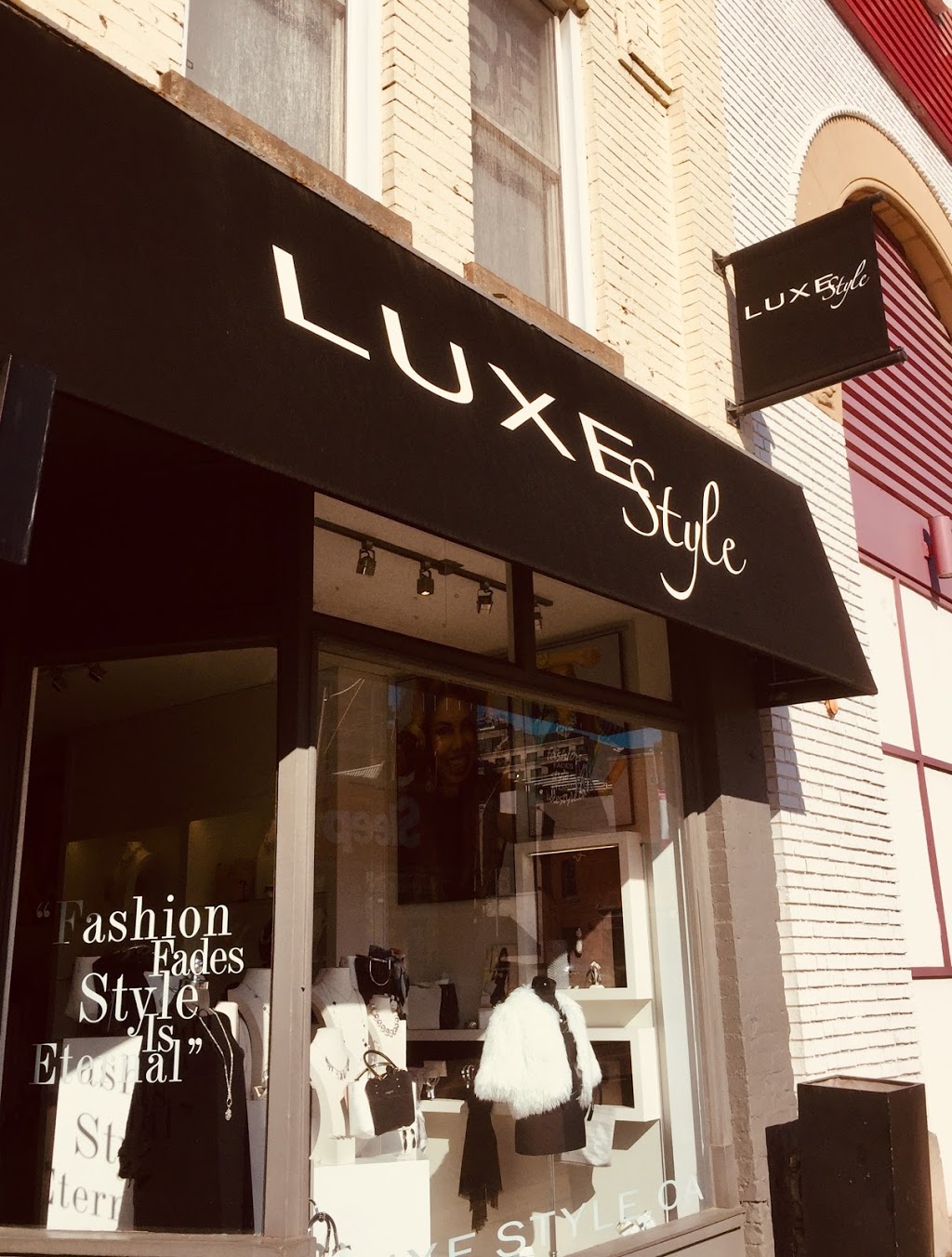 Luxe Style | 1134 Yonge St, Toronto, ON M4W 2L8, Canada | Phone: (647) 343-9367