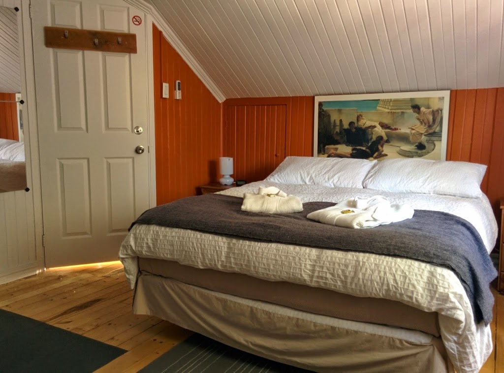 Gîte la Chambre des Maîtres | 109 Rue-Sainte Anne, Baie-Saint-Paul, QC G3Z 1N9, Canada | Phone: (418) 435-3059