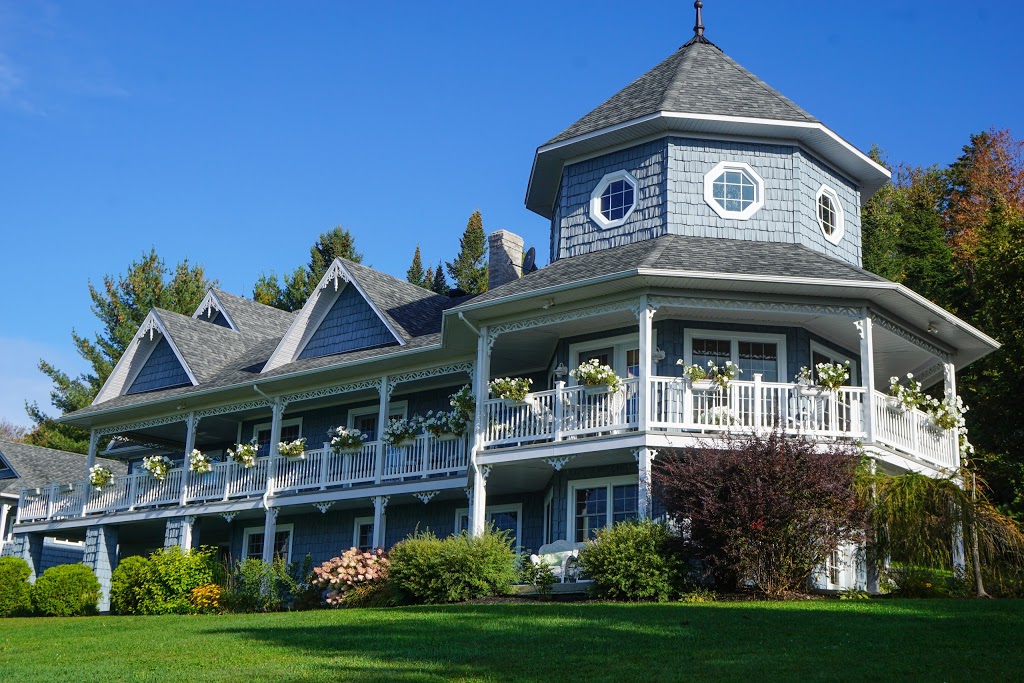 La Maison Bleue du Lac Wallace | 1383 QC-141, Saint-Herménégilde, QC J0B 2W0, Canada | Phone: (819) 844-2467