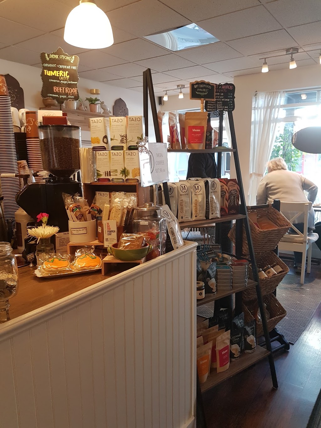 Le Petit Café | 105 - 3711 Delbrook Ave, North Vancouver, BC V7N 3Z4, Canada | Phone: (604) 971-6661