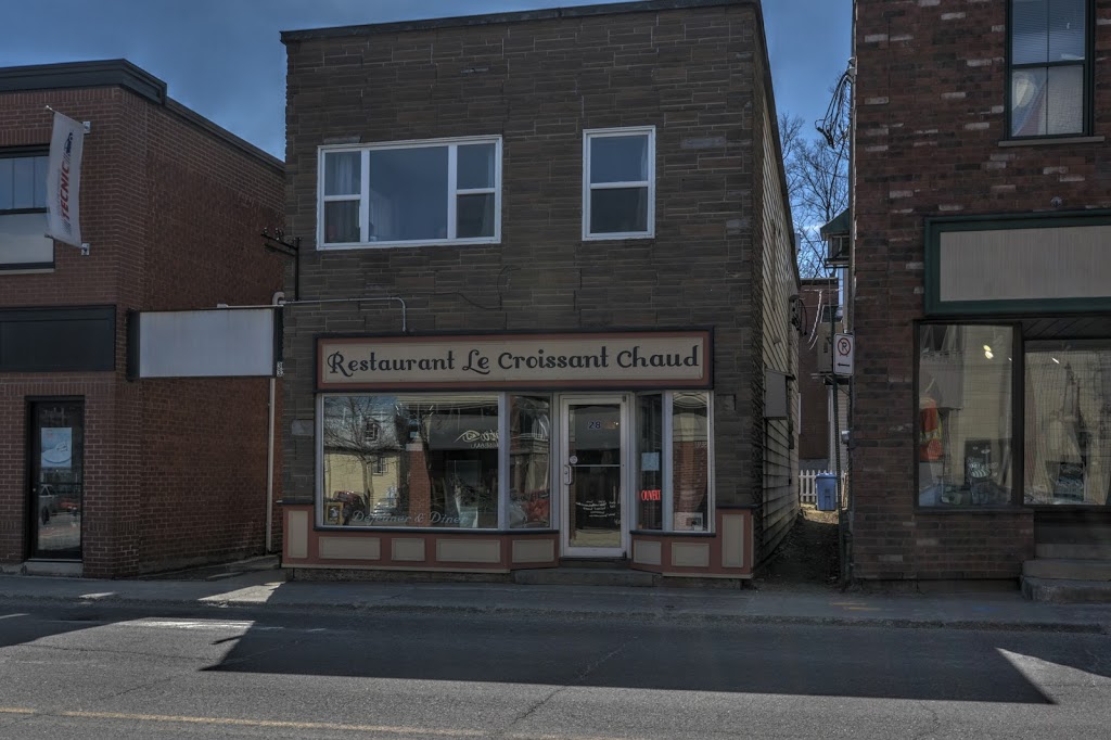 Croissant Chaud (Le) | 28 Rue Main O, Coaticook, QC J1A 1P2, Canada | Phone: (819) 849-3311