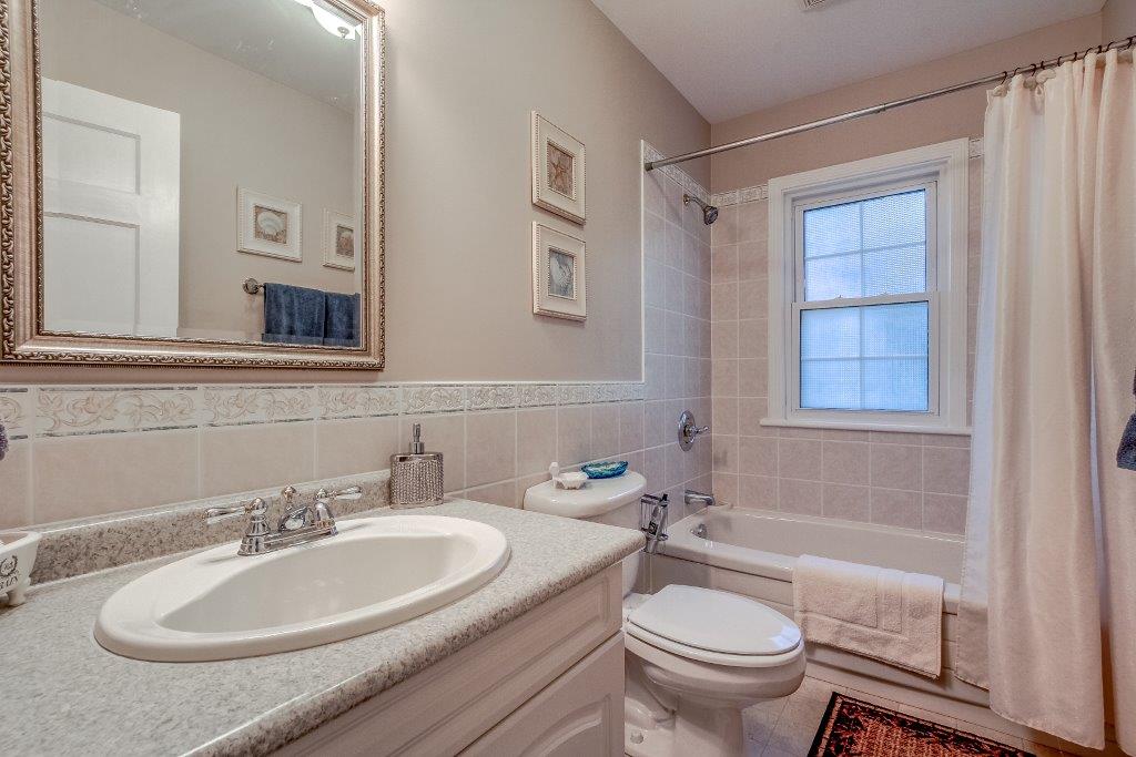 Dover House Bed and Breakfast | 17 Morgan St, Port Dover, ON N0A 1N0, Canada | Phone: (519) 583-3654