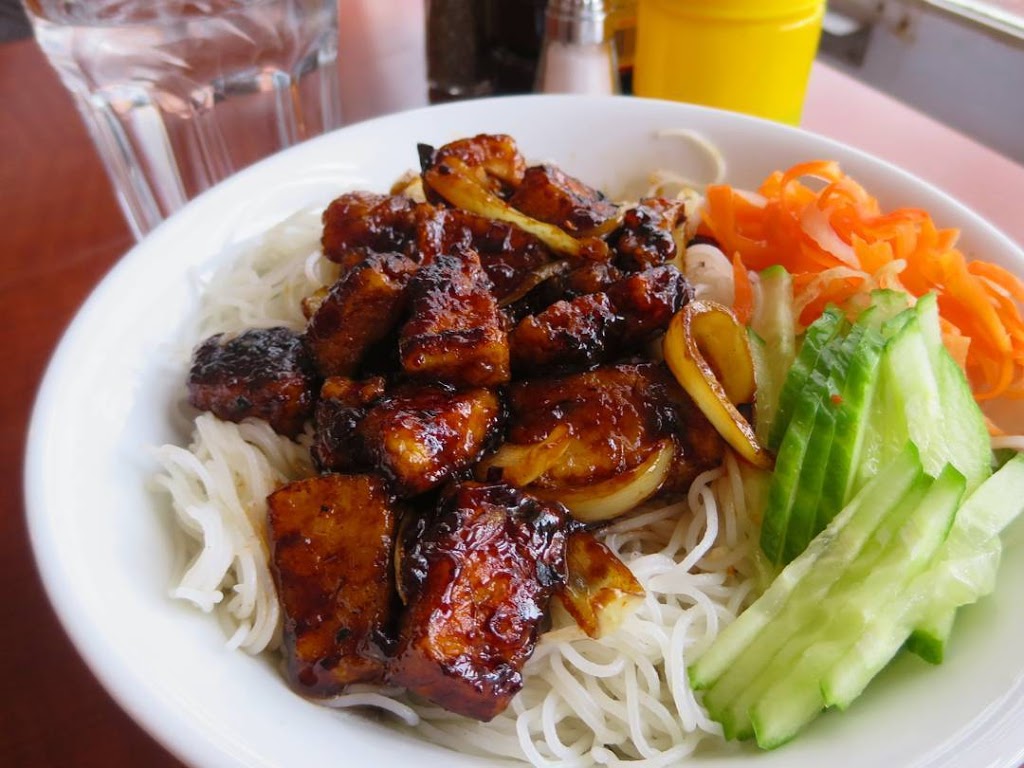 Cafe Banh Mi Linh | 2151 Rue Fleury E, Montréal, QC H2B 1J9, Canada | Phone: (438) 386-7883