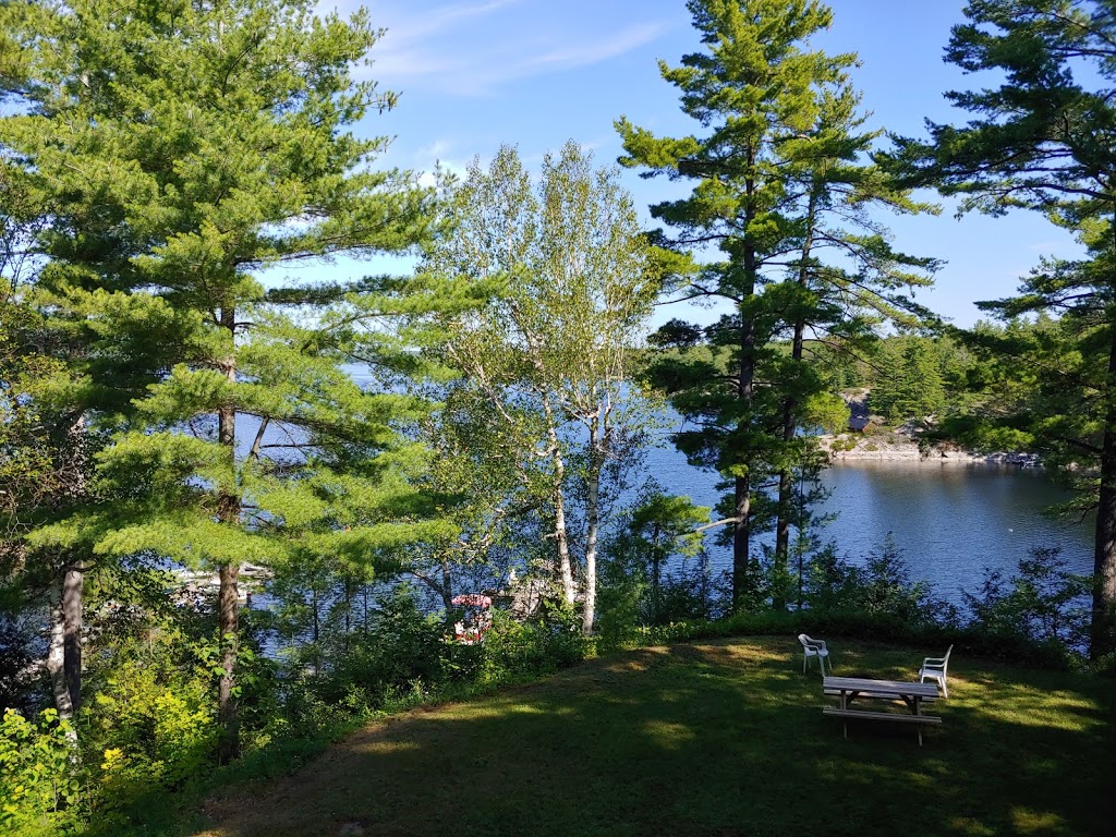 Tumblehome Lodge | 1090 Lodge Rd, Clarendon Station, ON K0H 1J0, Canada | Phone: (613) 279-2414