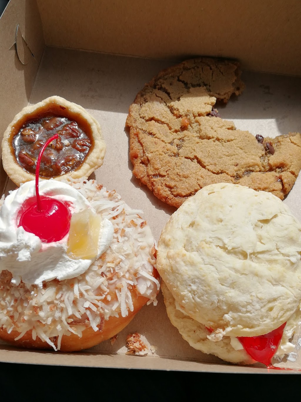 Mmm Donuts • Café & Bakery | 240 Bayview Dr unit 11, Barrie, ON L4N 4Y8, Canada | Phone: (705) 733-9000
