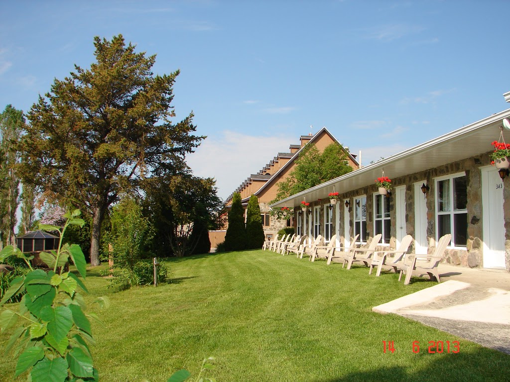 Hôtel Cap-aux-Pierres | 444 Chemin de la Baleine, La Baleine, QC G0A 2A0, Canada | Phone: (888) 554-6003