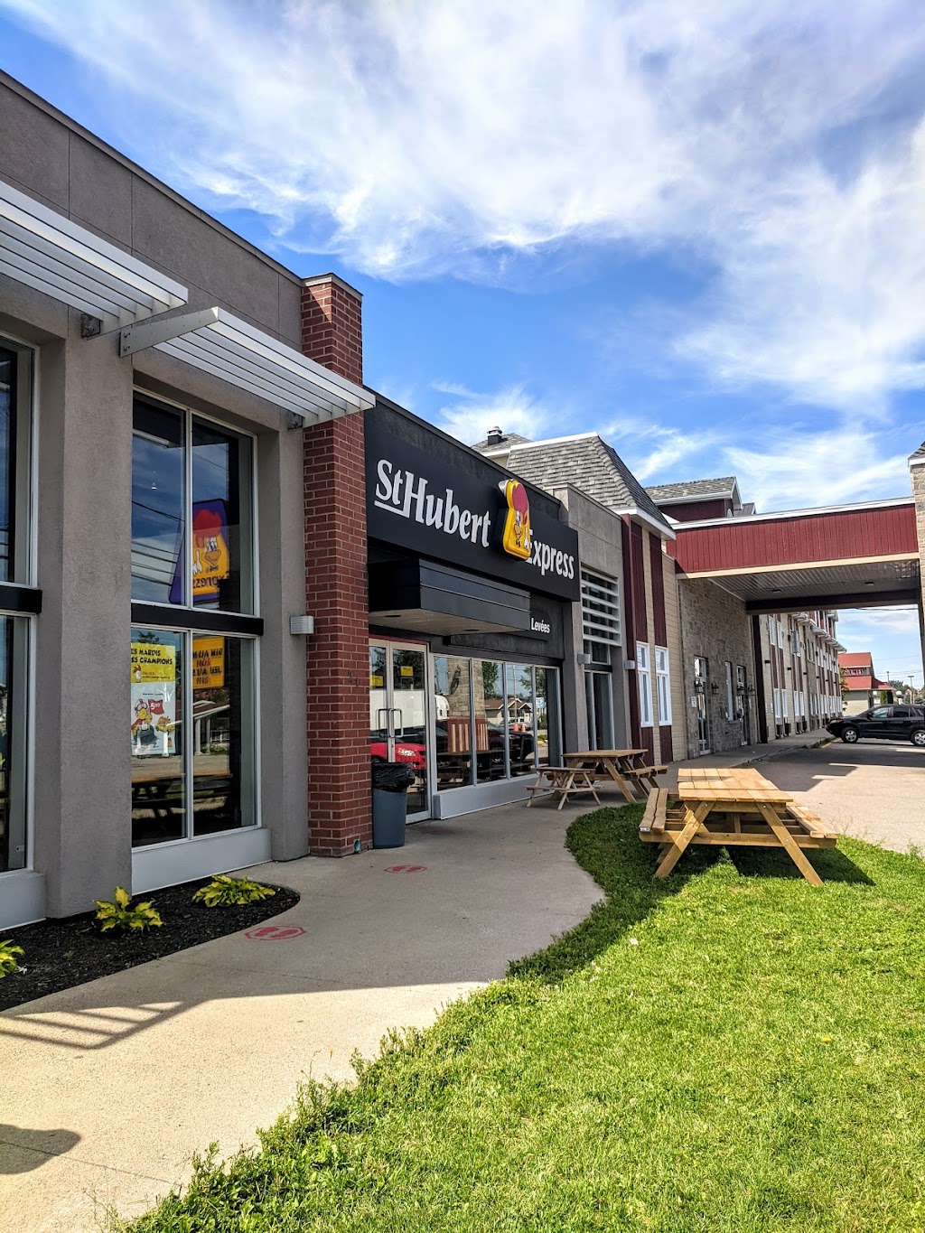 St-Hubert Express | 21 Bd de lAnse, Roberval, QC G8H 1Z1, Canada | Phone: (418) 275-5994
