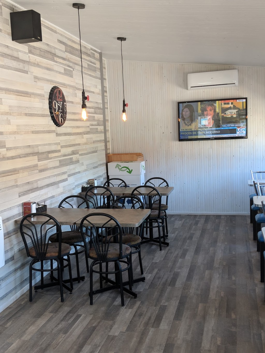Casse-Croûte La Grondinoise | 2350 Rg St Jean, St Maurice (p), QC G0X 2X0, Canada | Phone: (819) 370-3037