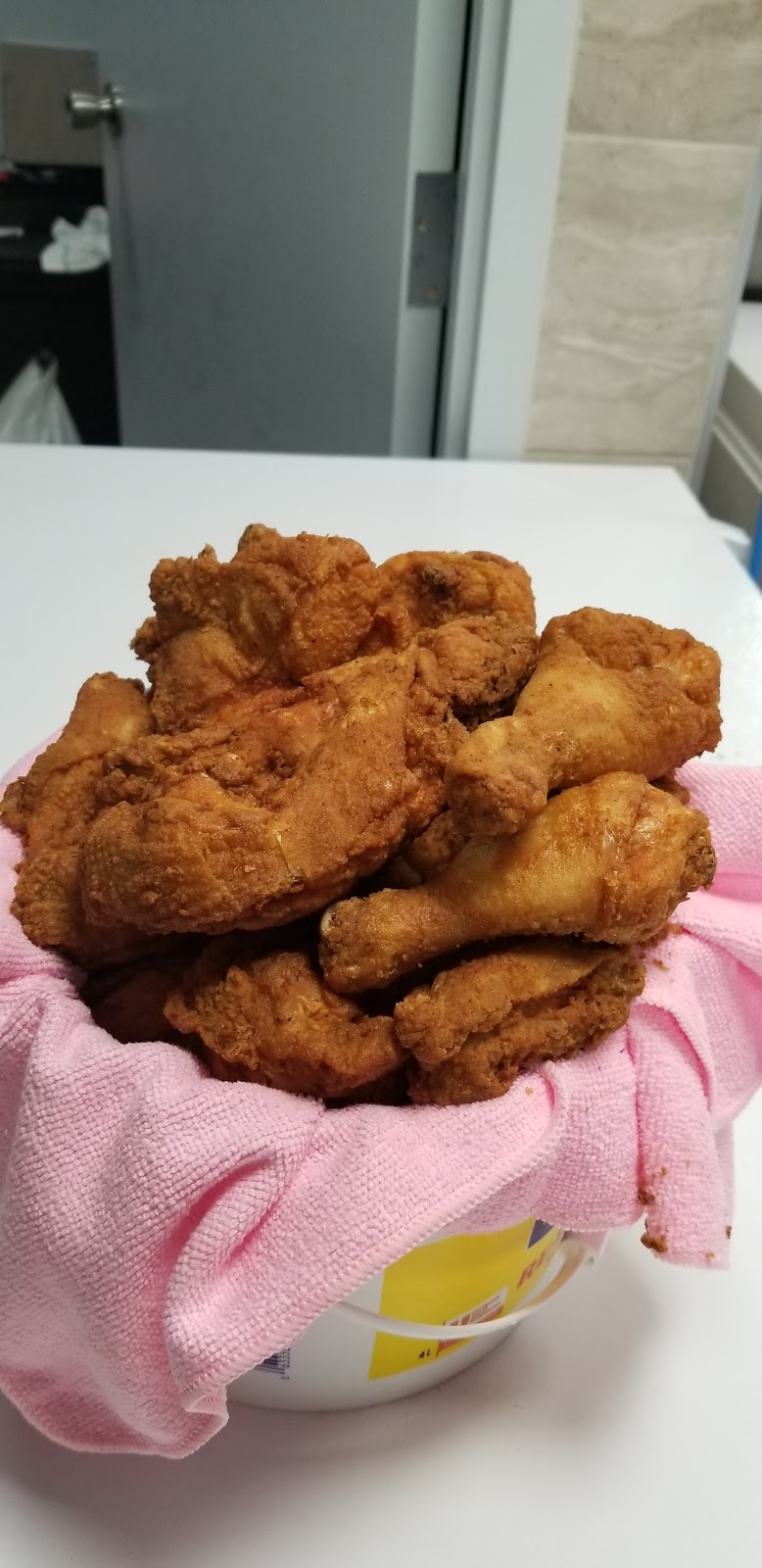 Coq-O-Bec La Salle | 1651 Av Dollard, LaSalle, QC H8N 1T7, Canada | Phone: (514) 366-6363