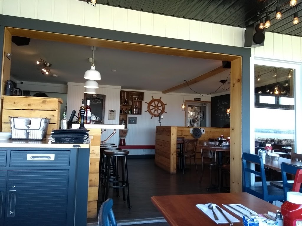 Le Quai Resto-Pub | 5 Rue des Remparts, Saint-Michel-de-Bellechasse, QC G0R 3S0, Canada | Phone: (418) 884-4088