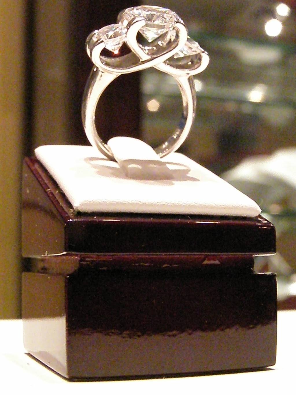 Magdor Joaillier Diamantaire | 484 Boulevard Beaconsfield, Beaconsfield, QC H9W 4C4, Canada | Phone: (514) 694-3395