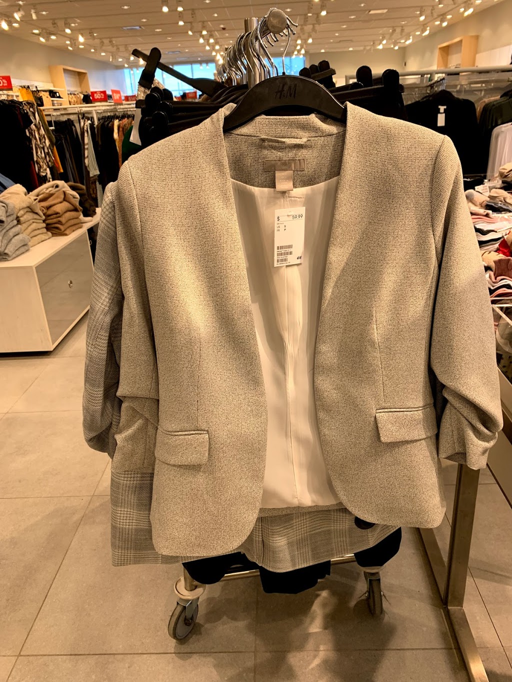 H&M | 5950 Rodeo Dr, Mississauga, ON L5R 3V6, Canada | Phone: (855) 272-7007