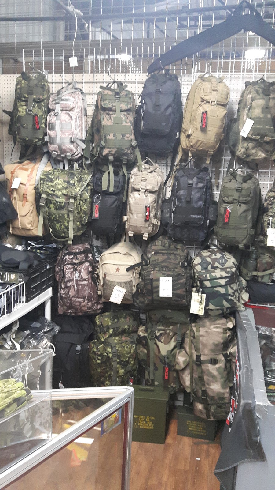 Boutique Élite (Headrush armée Rock)Surplus d Armée Élite | Dans centre commercial, 200 Bd DAnjou, Châteauguay, QC J6K 1C5, Canada | Phone: (514) 777-8262