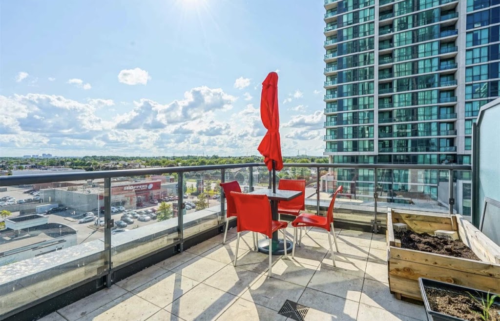 Izza khan | Real Estate Agent Mississauga | 3533 Eglinton Ave W, Mississauga, ON L5M 7T3, Canada | Phone: (647) 894-4992