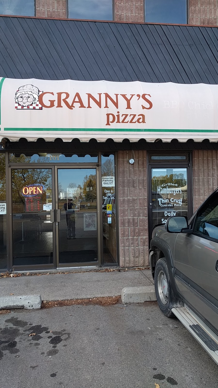 Grannys Pizza | 118 Main St NW, Turner Valley, AB T0L 2A0, Canada | Phone: (403) 933-4000