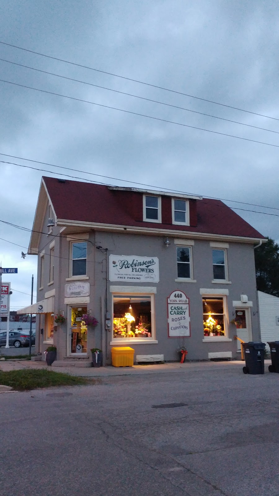 Robinsons Flowers Ltd | 440 York Rd, Guelph, ON N1E 3H5, Canada | Phone: (519) 824-3391