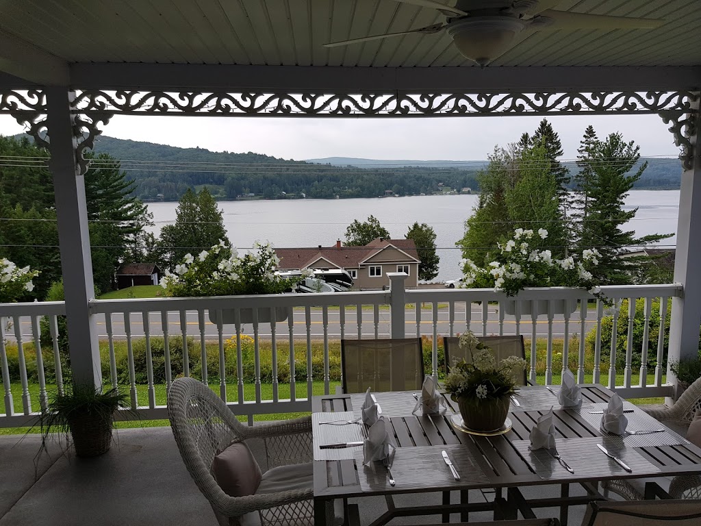 La Maison Bleue du Lac Wallace | 1383 QC-141, Saint-Herménégilde, QC J0B 2W0, Canada | Phone: (819) 844-2467