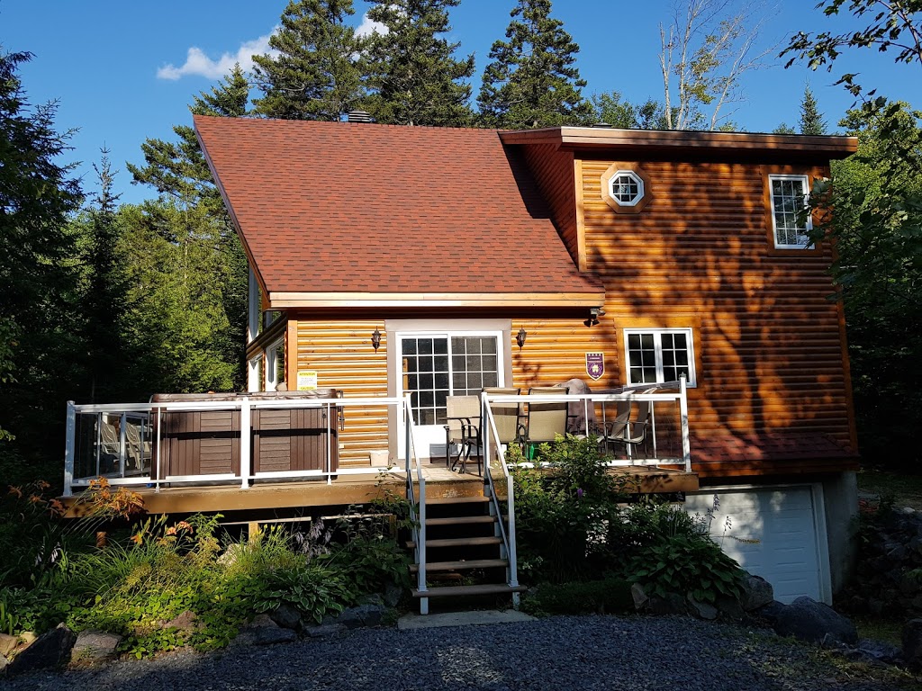 Chalet Le Missionnaire | 190 Chemin du Lac-du-Missionnaire, Lac-aux-Sables, QC G0X 1M0, Canada | Phone: (800) 319-3934