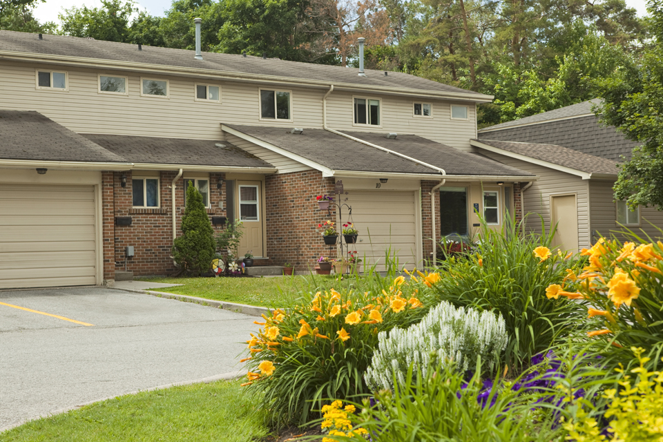 Tamarack Woods Townhouses | 177 Bayview Dr, Barrie, ON L4N 4Y6, Canada | Phone: (705) 737-3992