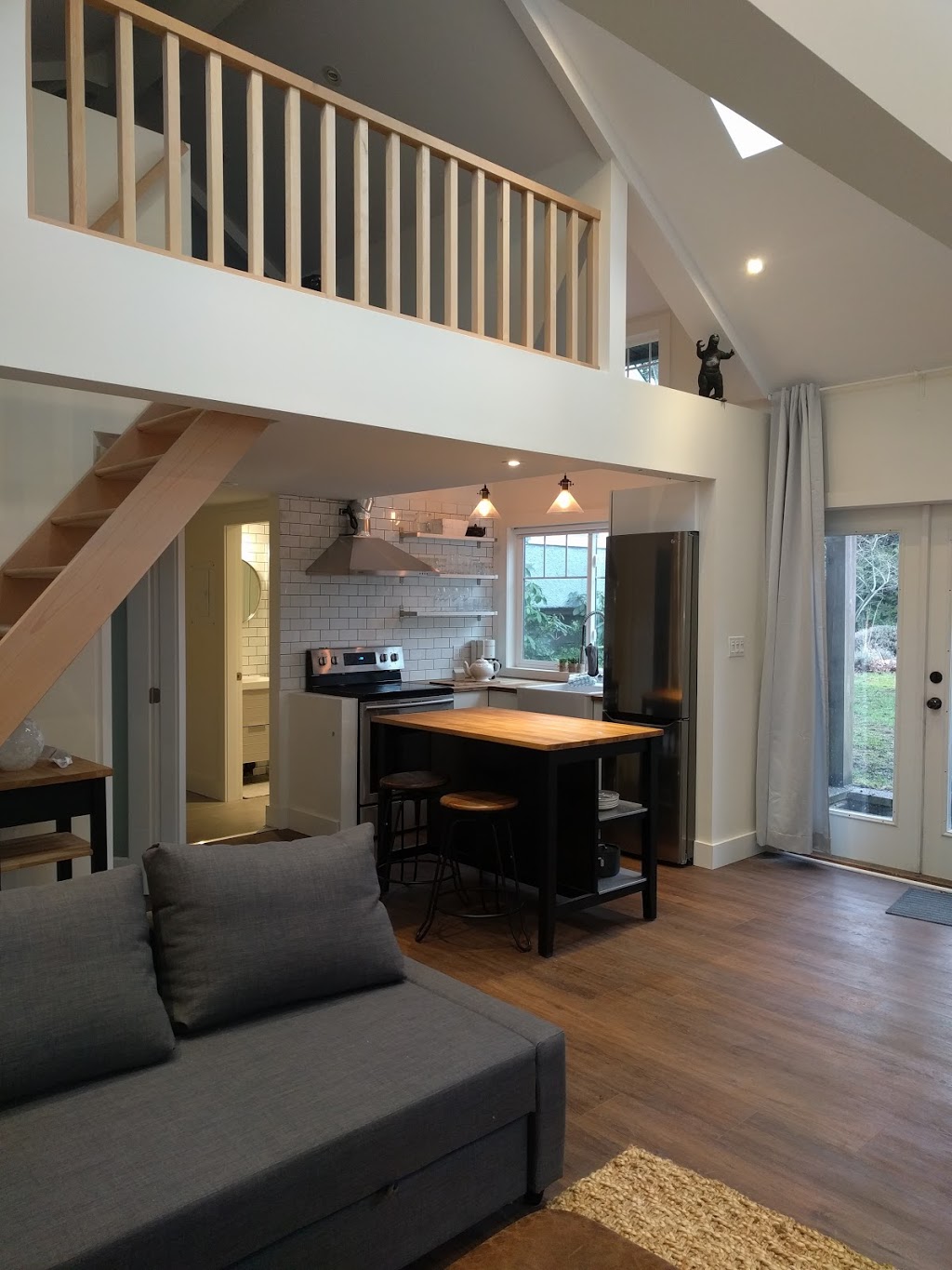 Oakleigh Carriage House | 4103 Scoones Pl, Victoria, BC V8X 4R4, Canada | Phone: (250) 888-1523