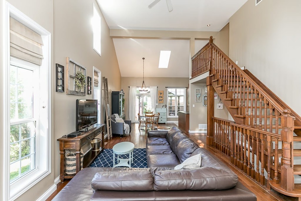 Farnaz Winch Golden Real Estate Team | 1140 Stellar Dr, Newmarket, ON L3Y 7E3, Canada | Phone: (416) 668-6628