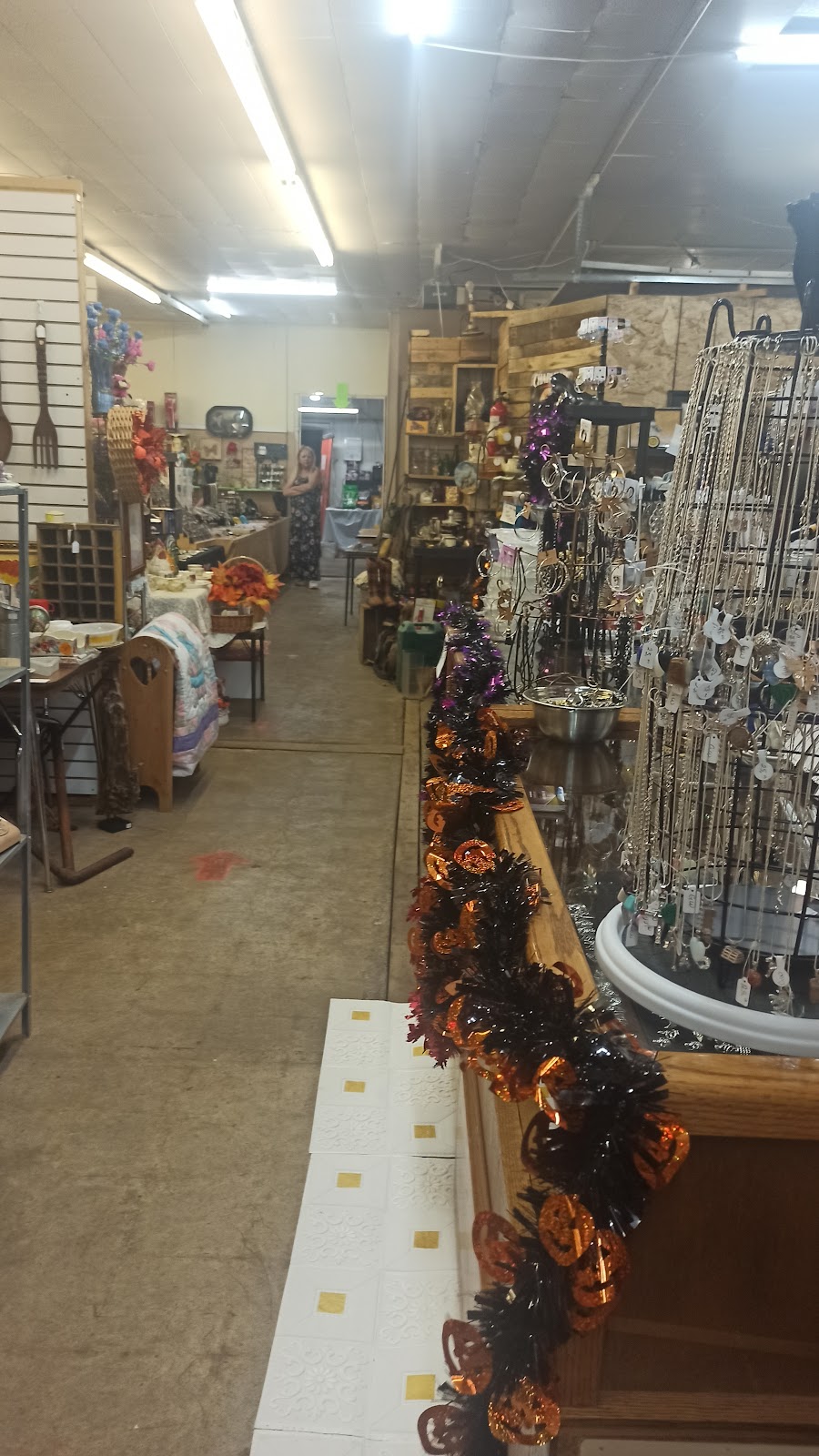Salisbury Indoor Flea Market | 3138 Main St, Salisbury, NB E4J 2L6, Canada | Phone: (506) 899-0408