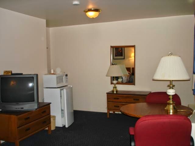 The Gables Inn | 1625 London Line, Sarnia, ON N7W 1A9, Canada | Phone: (519) 542-5523
