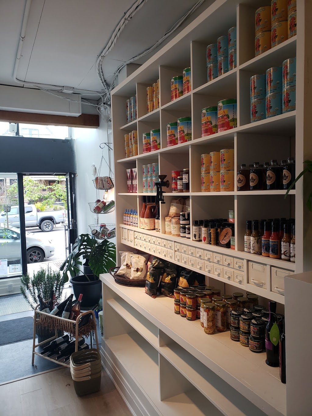Sunnyside Provisions | 287 Roncesvalles Ave, Toronto, ON M6R 2M3, Canada | Phone: (416) 546-6736