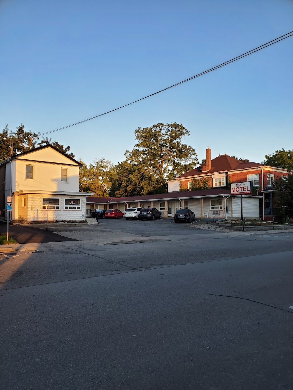 Lucien Motel | 134 Byron St N, Whitby, ON L1N 4M9, Canada | Phone: (905) 668-6870