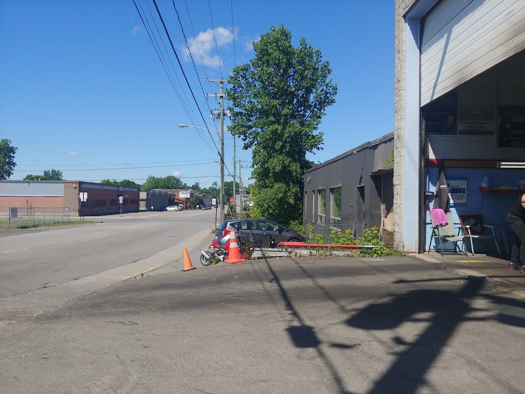 Lave Auto Ultranet | 307 Rue Scott, Saint-Jérôme, QC J7Z 1H3, Canada | Phone: (450) 530-2907