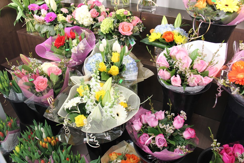 Alanas Flowers & Gifts | 1125 Bloor St Unit 13, Mississauga, ON L4Y 2N4, Canada | Phone: (905) 232-6363