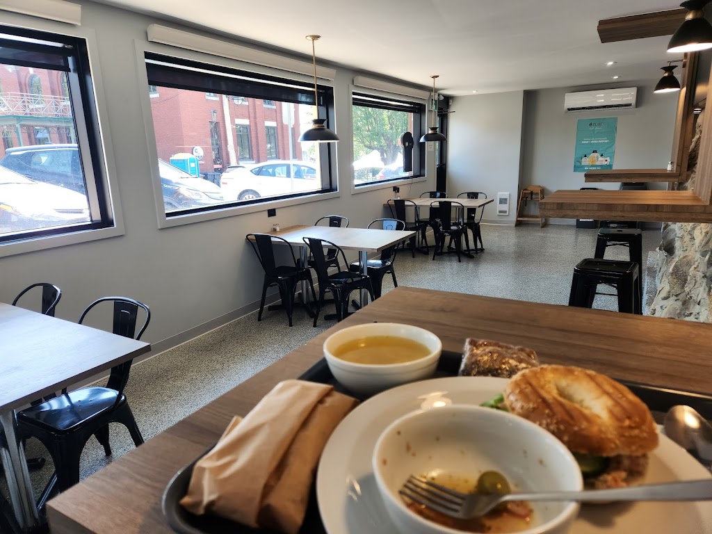 Café Laurier | 75 Rue Angus N, East Angus, QC J0B 1R0, Canada | Phone: (819) 832-3232