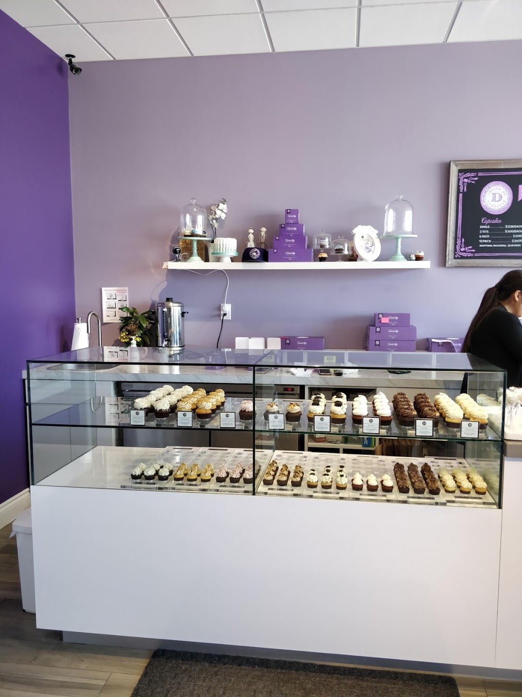 Dolled Up Cupcakes | Meadowvale Town Centre Cir Unit MO2B, Mississauga, ON L5N 4B7, Canada | Phone: (905) 817-0888