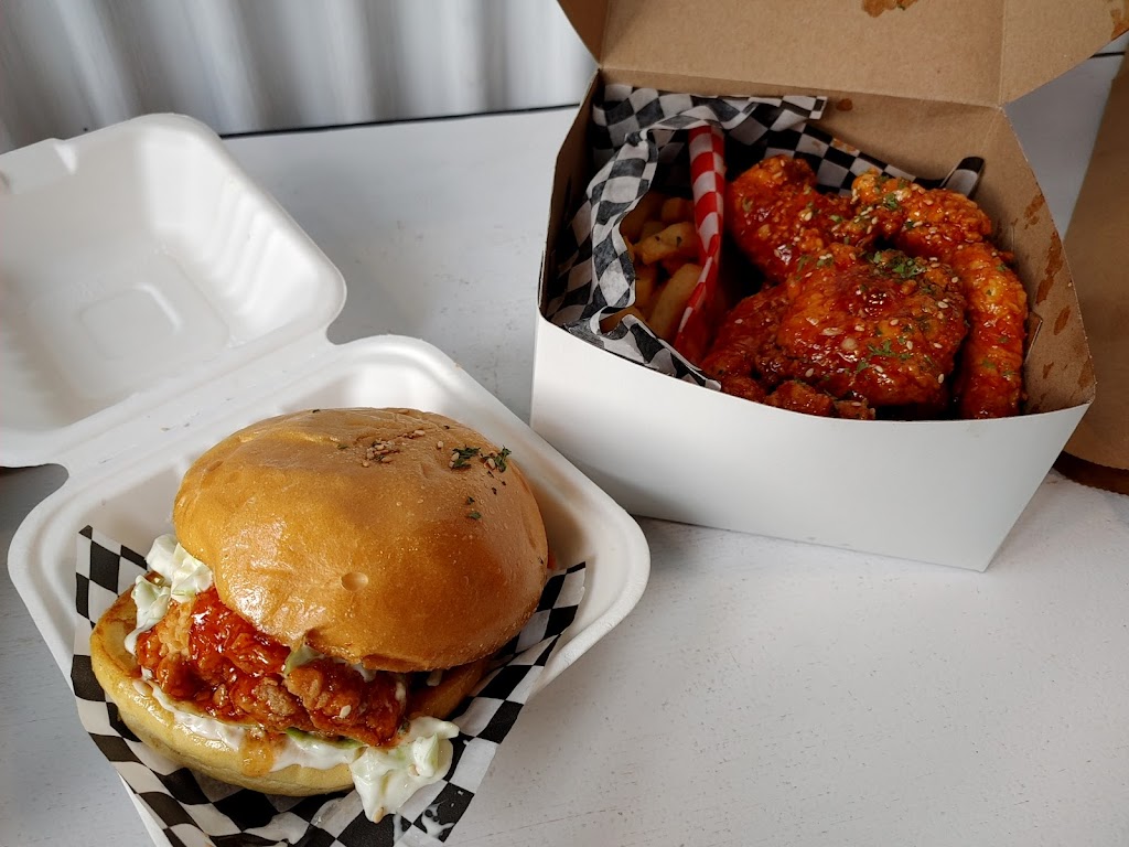 Les Crazy Chickens | 3532 Rue Notre Dame O, Montréal, QC H4C 1P4, Canada | Phone: (514) 800-3019