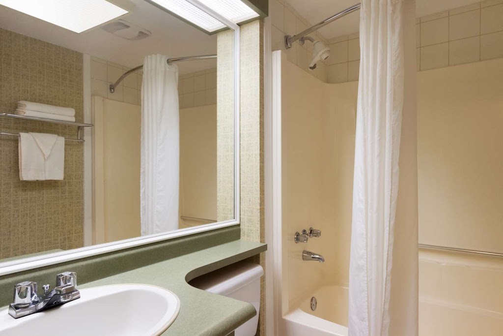 Travelodge by Wyndham Langley City | 21653 Fraser Hwy, Langley City, BC V3A 4H1, Canada | Phone: (604) 533-4431