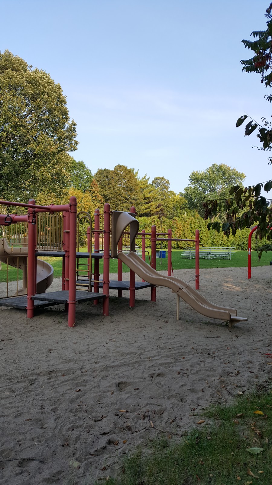 Rockhill Park | 538 Beaurepaire Dr, Beaconsfield, QC H9W 3E2, Canada | Phone: (514) 428-4520