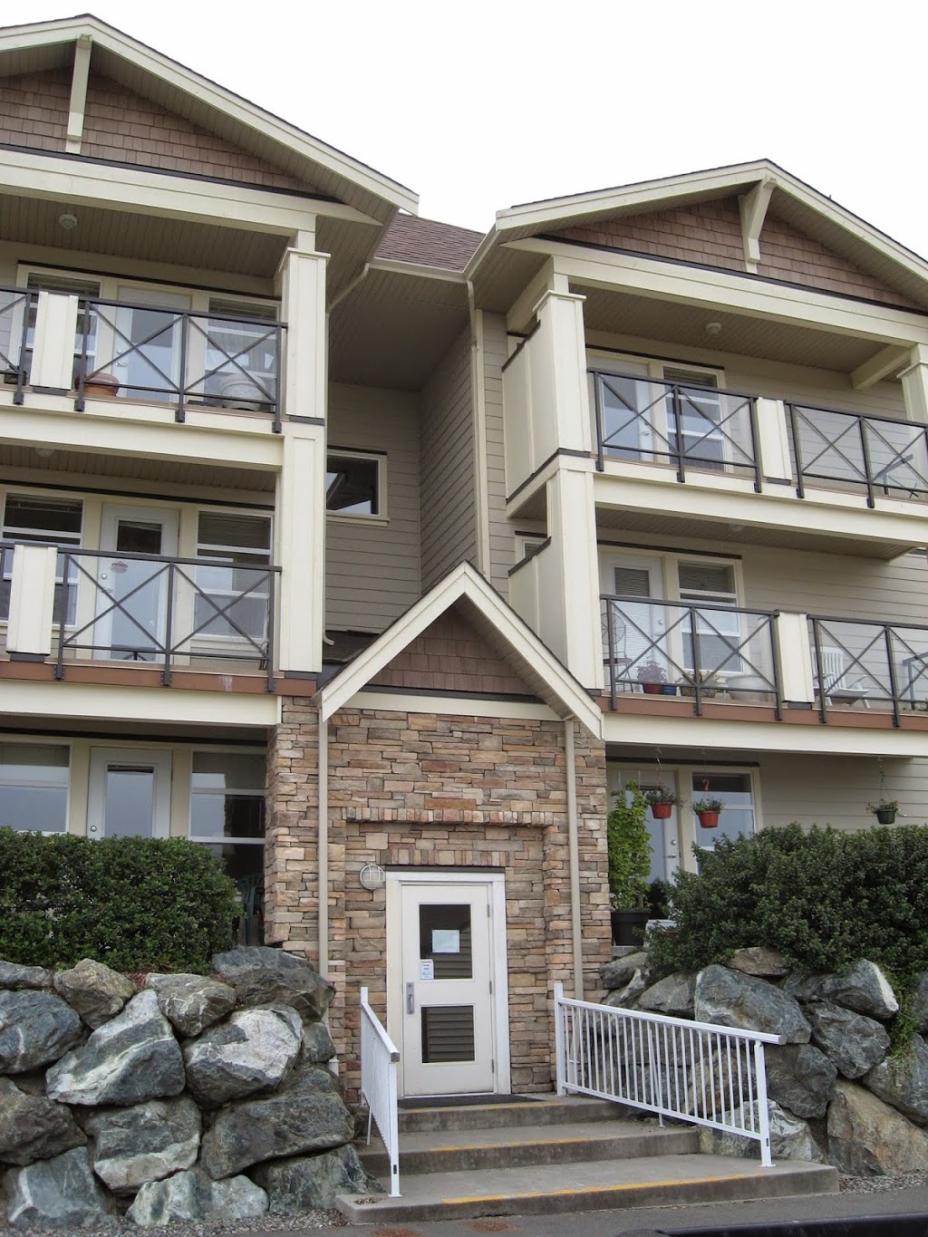 Legion Manor Retirement Living | 7601 E Saanich Rd, Saanichton, BC V8M 0A4, Canada | Phone: (250) 652-3261
