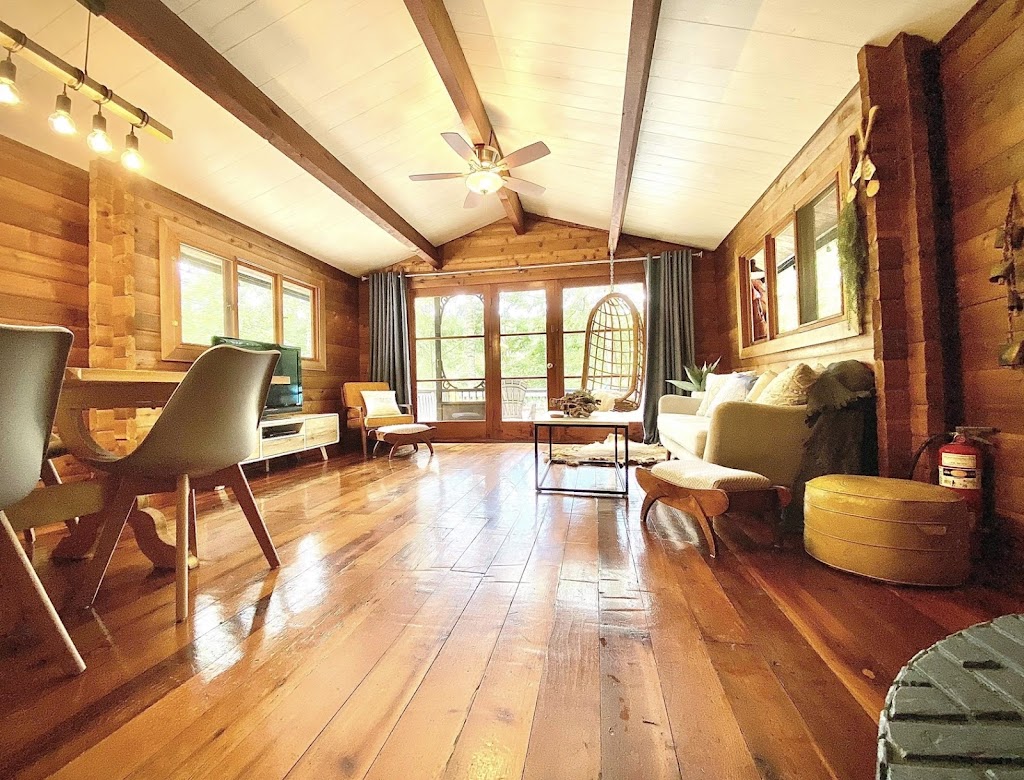 Chalet l’Escapade des cèdres | 17 Chem. des Écureuils, Val-des-Monts, QC J8N 1J2, Canada | Phone: (613) 203-5113