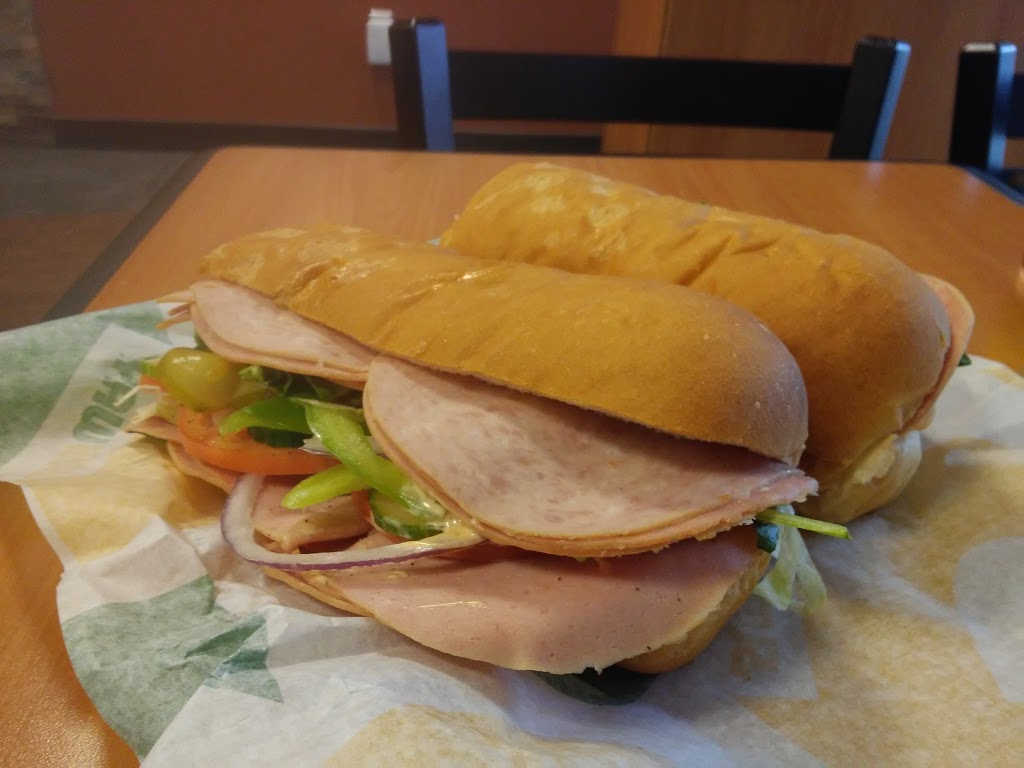 Subway | 1375 Southdown Rd Units 4 & 5, Mississauga, ON L5J 2Z1, Canada | Phone: (905) 855-1317